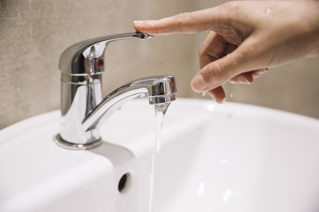 Chute du débit d'eau dans un robinet : causes et solutions